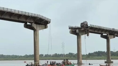 ভারতের গুজরাটে সেতু ধসে নিহত ৯