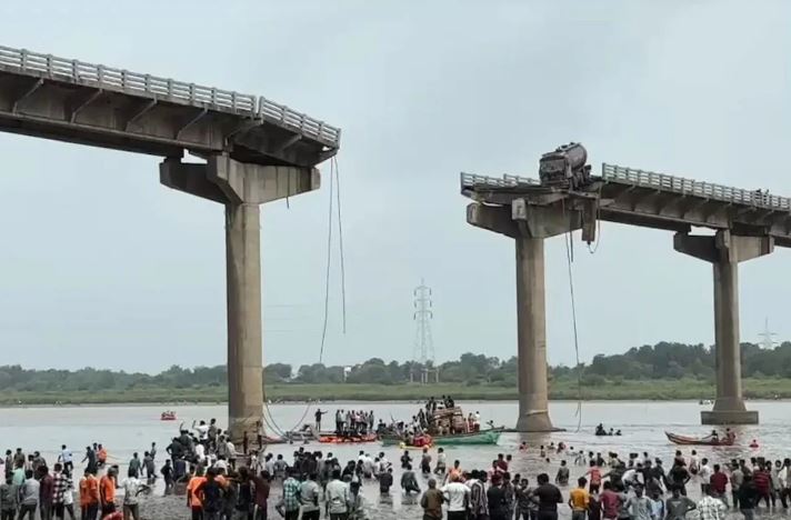 ভারতের গুজরাটে সেতু ধসে নিহত ৯